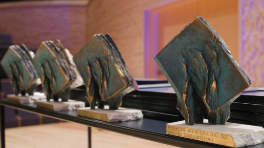 Statuetki konkursu na Wydarzenie historyczne roku. Fot. PAP/M. Marek 