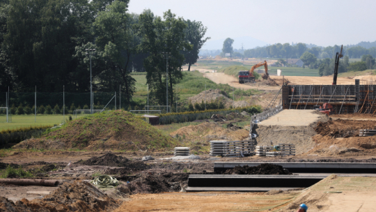 Budowa drogi ekspresowej S1 na odcinku Kosztowy-Bielsko-Biała w czerwcu 2023 r. Fot. PAP/Z. Meissner