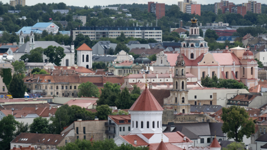 Uroczystość podpisania 3SICCN odbyła się w Wilnie. Na zdjęciu widok na stare miasto. PAP/V. Doveiko