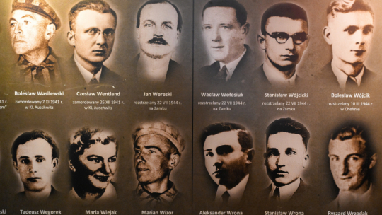 Wystawa „Kody pamięci więźniów Zamku Lubelskiego” w Muzeum Martyrologii "Pod Zamkiem" w Lublinie w 2024 r. Wystawa przedstawia losy 11 żołnierzy Armii Krajowej, którzy zostali rozstrzelani w piwnicy budynku administracyjnego Zamku Lubelskiego. Fot. PAP/W. Jargiło