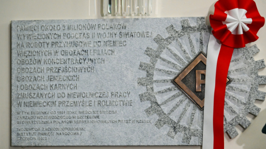Tablica upamiętniająca Polaków wywiezionych na roboty przemysłowe do III Rzeszy. PAP/M. Bielecki