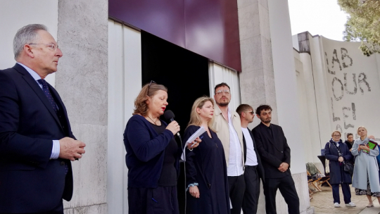 Minister kultury Bartłomiej Sienkiewicz (L) oraz kurator polsko-ukraińskiej instalacji audiowizualnej Marta Czyż (3L) podczas otwarcia polskiego pawilonu na 60. Biennale Sztuki w Wenecji. PAP/S. Wysocka