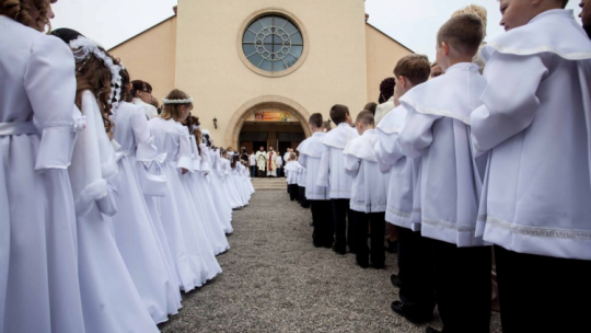 Dzieci podczas uroczystości Pierwszej Komunii Świętej w parafii pod wezwaniem św. Franciszka z Asyżu w Kielcach. Fot. PAP/M. Walczak