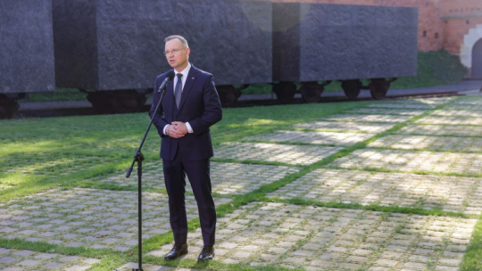 Prezydent RP Andrzej Duda podczas wypowiedzi dla mediów po uroczystości złożenia kwiatów przed tablicami epitafijnymi w Muzeum Katyńskim. Warszawa, 12.04.2024. Fot. PAP/R. Guz