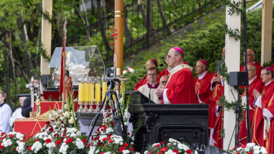 Prymas Polski abp Wojciech Polak podczas mszy świętej odpustowej ku czci św. Wojciecha. Gniezno, 28.04.2024. Fot. PAP/P. Jaskółka