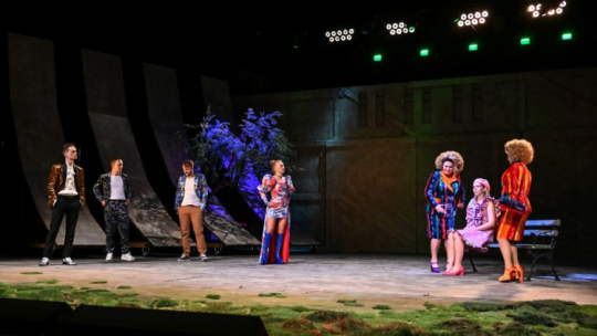 Aktorzy podczas próby medialnej spektaklu "Iwona, księżniczka Burgunda" Witolda Gombrowicza w reżyserii Jarosława Tumidajskiego na Dużej Scenie Teatru Powszechnego w Radomiu. Fot. PAP/P. Polak
