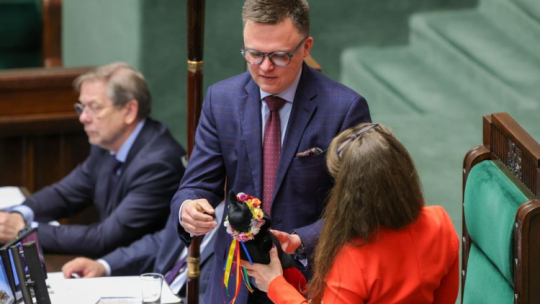Posłanka KO Ewa Kołodziej przekazuje marszałkowi Sejmu Szymonowi Hołowni maskotkę Beboka. Sejm RP uchwalił ustawę uznającą język śląski za język regionalny. Fot. PAP/R. Guz