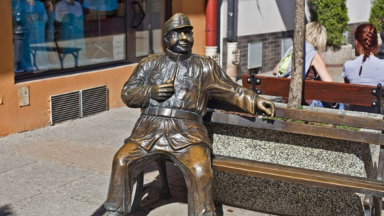 Ławeczka Józefa Szwejka w Sanoku. Fot. PAP/J. Ochoński