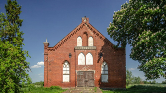 Zbór w Jeziorze. Fot. Sławomir Milejski. Źródło: Wikimedia Commons