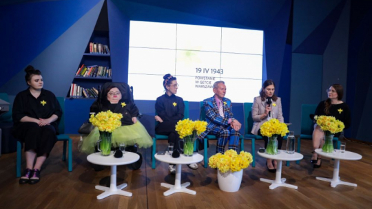 Od lewej: wolontariuszka Luiza Bakiewicz, ambasadorka akcji Żonkile, autorka bloga "Anioł na resorach" Bogumiła Siedlecka-Goślicka, koordynatorka Akcji "Żonkile" Zofia Bojańczyk, ambasador akcji, artysta estradowy Andrzej Szwan, zastępczyni dyrektora muzeum Łucja Koch oraz kierowniczka Biura Prasowego muzeum Marta Dziewulska podczas konferencji prasowej w Muzeum POLIN. Warszawa, 11.04.2024. Fot. PAP/T. Gzell