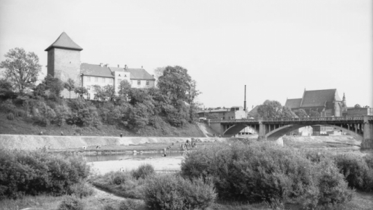 Zamek, kościół Dominikanów i most nad Sołą w Oświęcimiu. 1934 r. Fot. NAC
