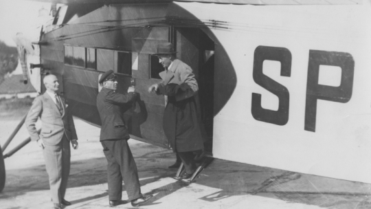 Premier Janusz Jędrzejewicz wysiada z samolotu Fokker F.VII/1m na Lotnisku Mokotowskim po powrocie z wizyty państwowej w Rumunii w lipcu 1933 r. Fot. Narodowe Archiwum Cyfrowe.