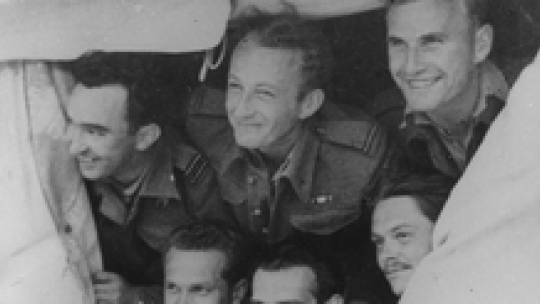 Bohdan Arct (u góry w środku) wraz z pilotami polskiego dywizjonu. Fot. Wikipedia