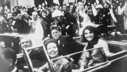 Prezydent USA John F. Kennedy na chwilę przed zamachem. /Źródło: Wikipedia