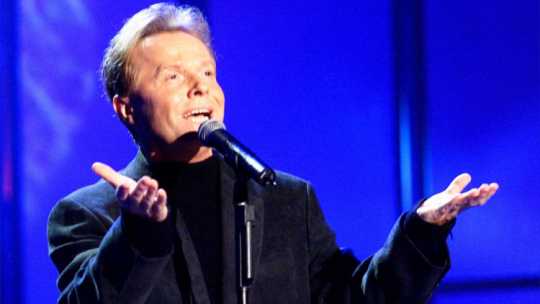 Michał Bajor na 40. Krajowym Festiwalu Piosenki Polskiej "Opole 2003". Fot. PAP/K. Świderski