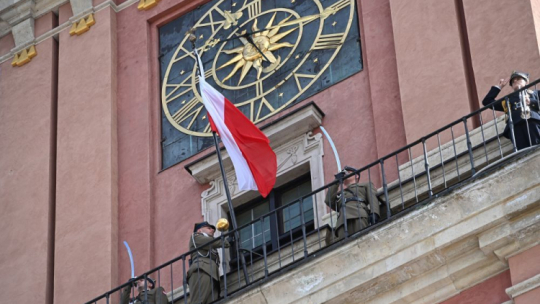 Uroczystość podniesienia flagi państwowej na Wieży Zegarowej Zamku Królewskiego. Warszawa, 02.05.2024. Fot. PAP/R. Pietruszka