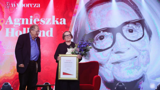 Reżyserka Agnieszka Holland otrzymała wyróżnienie "Człowieka Roku 2024 Gazety Wyborczej" na gali w Warszawie z okazji 35-lecia  dziennika. Obok redaktor naczelny Adam Michnik. Fot. PAP/L. Szymański