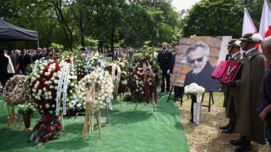 Uroczystości pogrzebowe kompozytora Jana A.P. Kaczmarka w Alei Zasłużonych cmentarza Rakowickiego w Krakowie. Fot. PAP/Ł. Gągulski