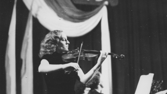 Wanda Wiłkomirska podczas II Międzynarodowego Konkursu Skrzypcowego im. Henryka Wieniawskiego, Poznań 1952 r. PAP/S. Dąbrowiecki