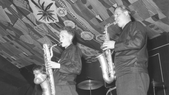 Krzysztof Komeda (L w tle), Jerzy Milian (2L) i Jan Ptaszyn Wróblewski (C) podczas koncertu Sextetu Krzysztofa Komedy na I Festiwalu Muzyki Jazzowe. Sopot 1956 r. PAP/J. Uklejewski