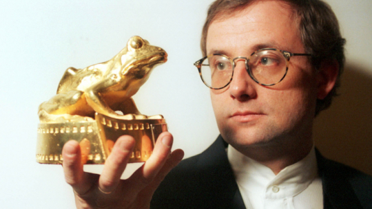 Piotr Sobociński ze „Złota Żabą” - nagrodą Festiwalu Camerimage w 1994 r. PAP/W. Szabelski