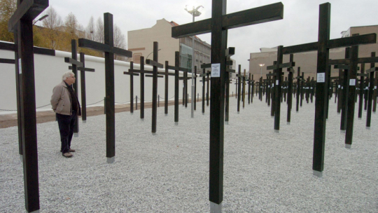 Krzyże upamietniające osoby zabite podczas próby przedostania się na Zachód ustawione w pobliżu dawnego muru berlińskiego. Fot. DPA/PAP T. Brakemeier