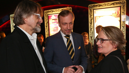 Kompozytor Jan A.P. Kaczmarek (L), minister kultury Bogdan Zdrojewski (C) i reżyser Agnieszka Holland (P), Warszawa 2012 r. PAP/Rafał Guz