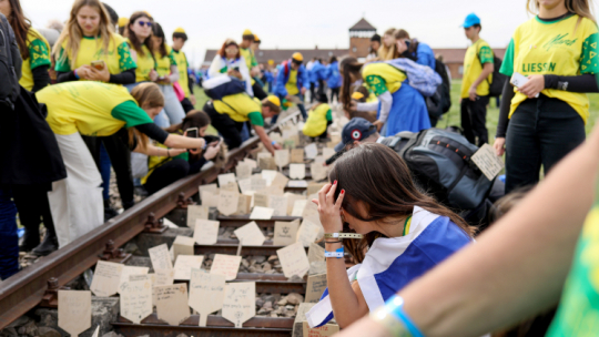 Marsz Żywych na terenie dawnego obozu zagłady Auschwitz-Birkenau, fot. PAP/ Z. Meissner