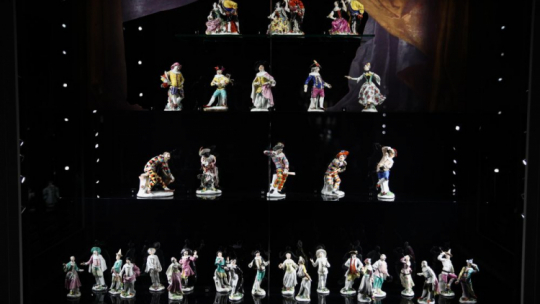 Wystawa pt. "Wspaniałość rokoka. Miśnieńskie figurki porcelanowe Johanna Joachima Kaendlera" na Zamku Królewskim na Wawelu. Fot. PAP/Ł. Gągulski