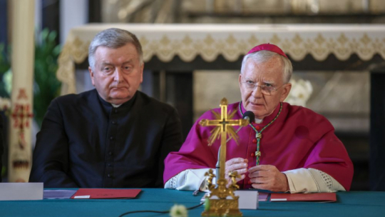 Kanonik Kapituły św. Floriana i św. Jana Pawła II ks. Andrzej Scąber (L) oraz metropolita krakowski abp Marek Jędraszewski (P) podczas rozpoczęcia procesu beatyfikacyjnego Heleny Kmieć. Kraków, 10.05.2024. Fot. PAP/Ł. Gągulski