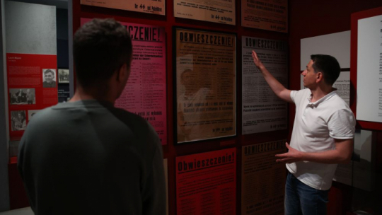 Kurator wystawy Wojciech Górny (P) na prezentacji medialnej wystawy "Spirala zbrodni. Krakowianie na afiszach śmierci" w Muzeum Krakowa - Fabryce Emalia Oskara Schindlera. Fot. PAP/Ł. Gągulski