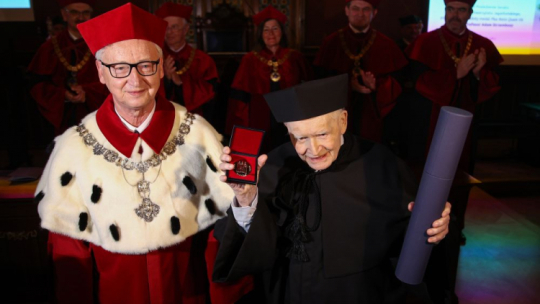 Rektor Uniwersytetu Jagiellońskiego prof. dr hab. Jacek Popiel (L) na uroczystym posiedzeniu Senatu UJ z okazji obchodów święta Uniwersytetu Jagiellońskiego wręczył złoty medal Plus Ratio Quam Vis prof. Adamowi Strzemboszowi (P). Fot. PAP/Ł. Gągulski
