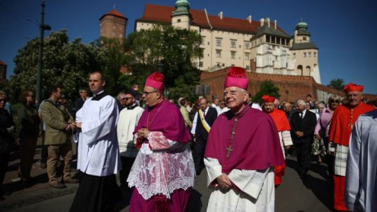 Nuncjusz apostolski w Polsce abp Antonio Guido Filipazzi (2L) i metropolita krakowski abp Marek Jędraszewski (3L) na tradycyjnej procesji ku czci św. Stanisława. Kraków, 12.05.2024. Fot. PAP/Ł. Gągulski