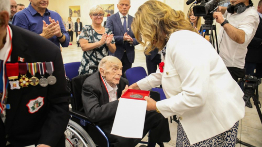 Mjr Stosław Kowalski (C) na spotkaniu z kombatantów z marszałek Senatu Małgorzatą Kidawą-Błońską (P). Cassino, 17.05.2024. Fot. PAP/A. Zawada