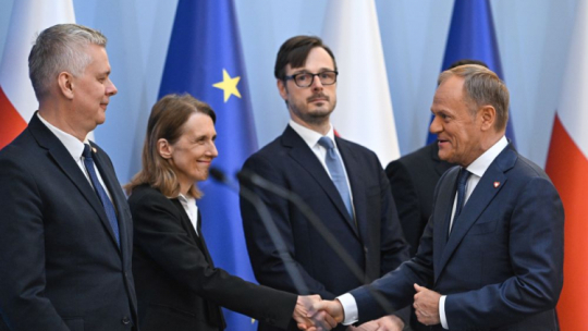 Premier Donald Tusk (P), desygnowany na ministra spraw wewnętrznych i administracji Tomasz Siemoniak (L), desygnowana na minister kultury i dziedzictwa narodowego Hanna Wróblewska (2L) oraz desygnowany na ministra aktywów państwowych Jakub Jaworowski (2P). Fot. PAP/R. Pietruszka