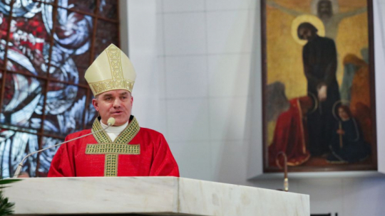 Biskup koszalińsko-kołobrzeski Zbigniew Zieliński podczas mszy świętej towarzyszącej głównym obchodom ku czci św. Andrzeja Boboli. Fot. PAP/T. Gzell