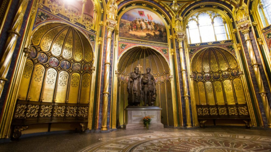 Posąg Mieszka I i Bolesława Chrobrego w Złotej Kaplicy w Archikatedrze świętych Apostołów Piotra i Pawła w Poznaniu. Fot. PAP/M. Zakrzewski