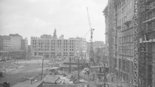 Plac budowy Marszałkowskiej Dzielnicy Mieszkaniowej tzw. MDM. Widok w kierunku pl. Zbawiciela. Warszawa, 03.1952. Fot. PAP/CAF/A. Nowosielski