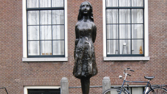 Pomnik Anny Frank w Amsterdamie. Fot. Wikipedia.