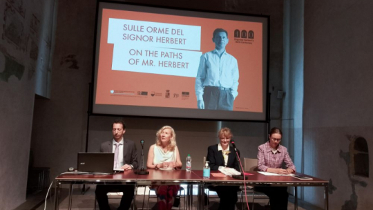Prezes Fundacji imienia Zbigniewa Herberta Maria Dzieduszycka (2L) podczas inauguracji projektu upamiętniającego Zbigniewa Herberta pod hasłem „Ścieżkami Pana Herberta” w gmachu muzeum Santa Maria della Scala w Sienie. Fot. PAP/S. Wysocka