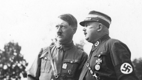 Adolf Hitler i Ernst Röhm. Fot. Bundesarchiv. Źródło: Wikimedia Commons