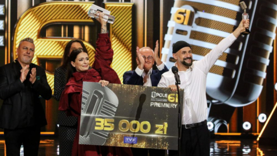 Kompozytor Jacek Cygan (2P) oraz nagrodzeni Józefina (3L) i Skubas (P) w pierwszym dniu 61. Krajowego Festiwalu Polskiej Piosenki w Opolu. Fot. PAP/K. Świderski