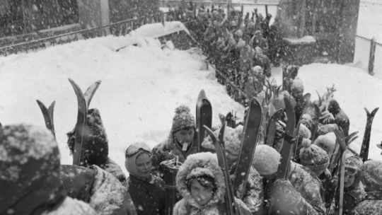 Narciarze w kolejce do wyciągu krzesełkowego na Skrzyczne w Beskidzie Śląskim. Szczyrk, 1971 r. Fot. PAP/J. Morek