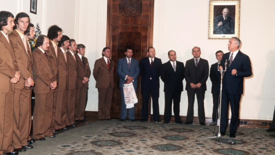 Spotkanie piłkarskiej reprezentacji Polski z pierwszym sekretarzem KC PZPR Edwardem Gierkiem po powrocie z mistrzostw świata '74. Od lewej stoją: Kaperczak, Żmuda , Szymanowski , Gadocha , Tomaszewski , Deyna , niezidentyfikowany działacz, asystent trenera Jacek Gmoch i trener Kazimierz Górski. Fot. PAP/ D. Gładysz