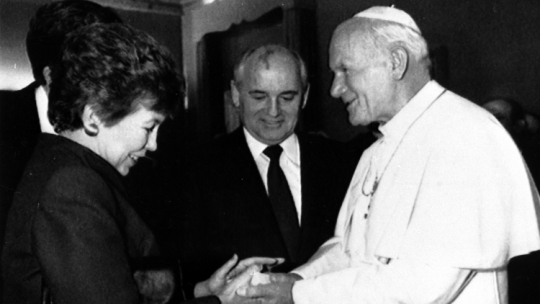 Papież Jan Paweł II wita prezydenta ZSRS Michaiła Gorbaczowa i jego żonę Raisę w Watykanie w 1989 r. Fot. PAP/CAF-archiwum