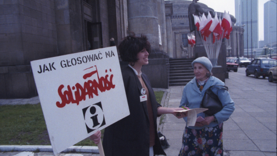 Wybory 4 czerwca 1989. Punkt informacyjny Komitetu Obywatelskiego przed Pałacem Kultury i Nauki w Warszawie. fot. PAP/I. Sobieszczuk