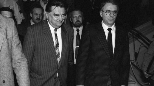 Premier Jan Olszewski wychodzi z parlamentu po głosowaniu w nocy z 4 na 5 czerwca 1992 r. Z prawej szef Kancelarii Sejmu Ryszard Stemplowski. Fot. PAP/J. Stachowicz