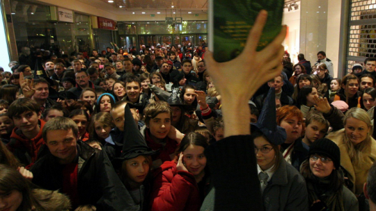 Tłum oczekujący przed jedną z łódzkich księgarni, gdzie o północy rozpocznie się sprzedaż książki o Harrym Potterze PAP/Grzegorz Michałowski