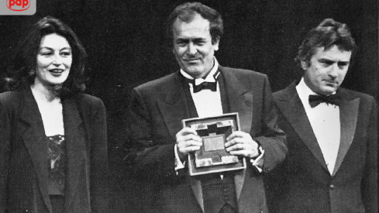 Aktorka Anouk Aimee (L), reżyser Bernardo Bertolucci (C) aktor Robert de Niro.  Festiwal w Cannes, 1987 r. PAP/EPA/ANSA.