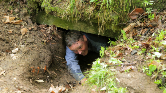 Bartłomiej Plebańczyk prowadzący prywatne muzeum na terenie kompleksu bunkrów w Mamerkach, fot. PAP/T. Waszczuk